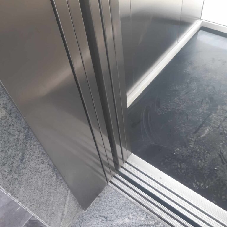 LANDING DOOR AND CAR DOOR